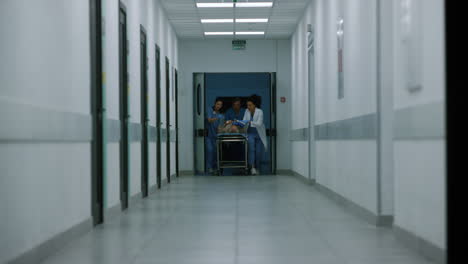 equipo médico en camilla transportando al paciente a la sala de emergencias del hospital.