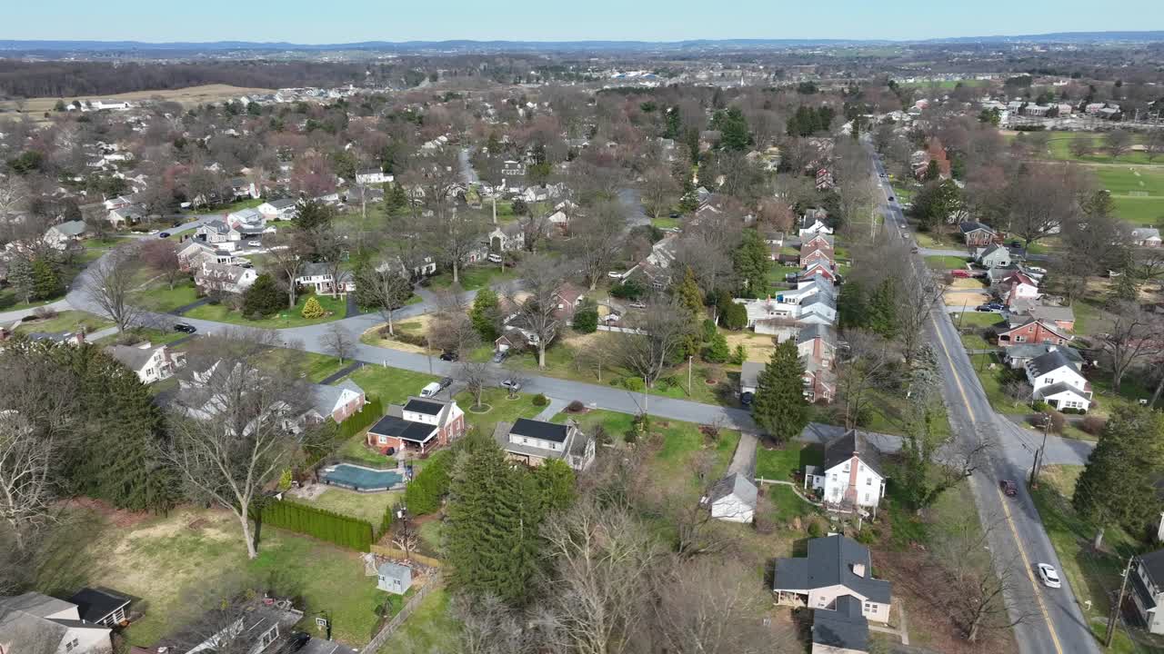 Elegante quartiere residenziale americano con auto sulla strada durante la stagione primaverile