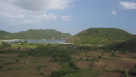 sobrevuelo aéreo de campos de arroz hacia la playa de areguling