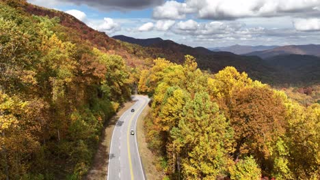 Luftaufnahmen-über-Herbstlaub-Und-Herbstblätter-In-Den-Bergen-Nordgeorgiens