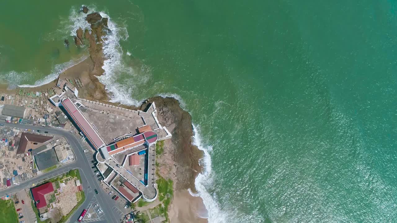 vista aérea del castillo de la costa del cabo - directamente arriba con vista al mar