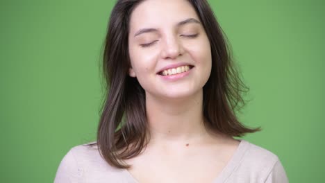 joven feliz mujer hermosa relajándose con los ojos cerrados