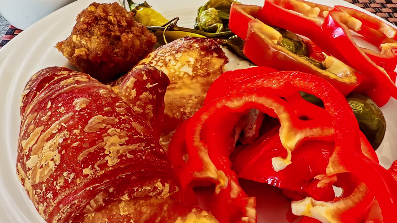 Peperoni rossi e dolci da colazione nel cibo del resort di Sharm El Sheikh, Egitto