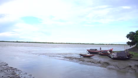 Die-Boote-Stehen-Beides-Am-Fluss