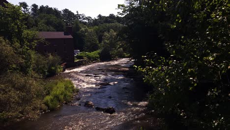 Centro-De-Negocios-Spar-Hawk-En-Royal-River-Yarmouth,-Maine