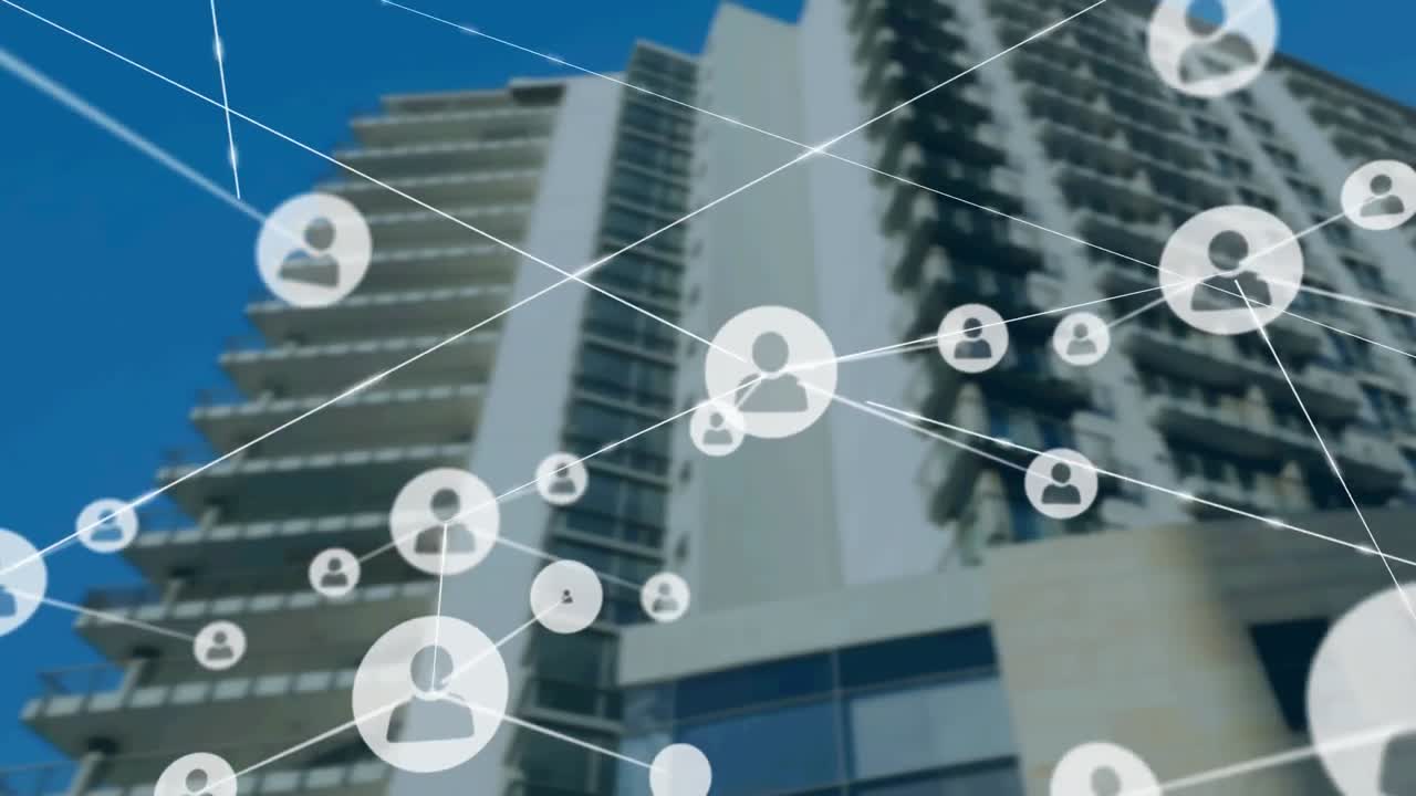 Animación de red de conexiones con iconos sobre un edificio de oficinas moderno.