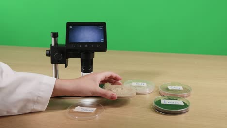 examen de muestras de suelo bajo un microscopio digital