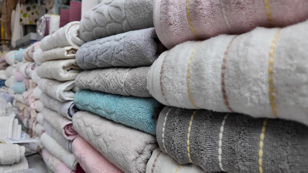 Una pila de toallas plegadas