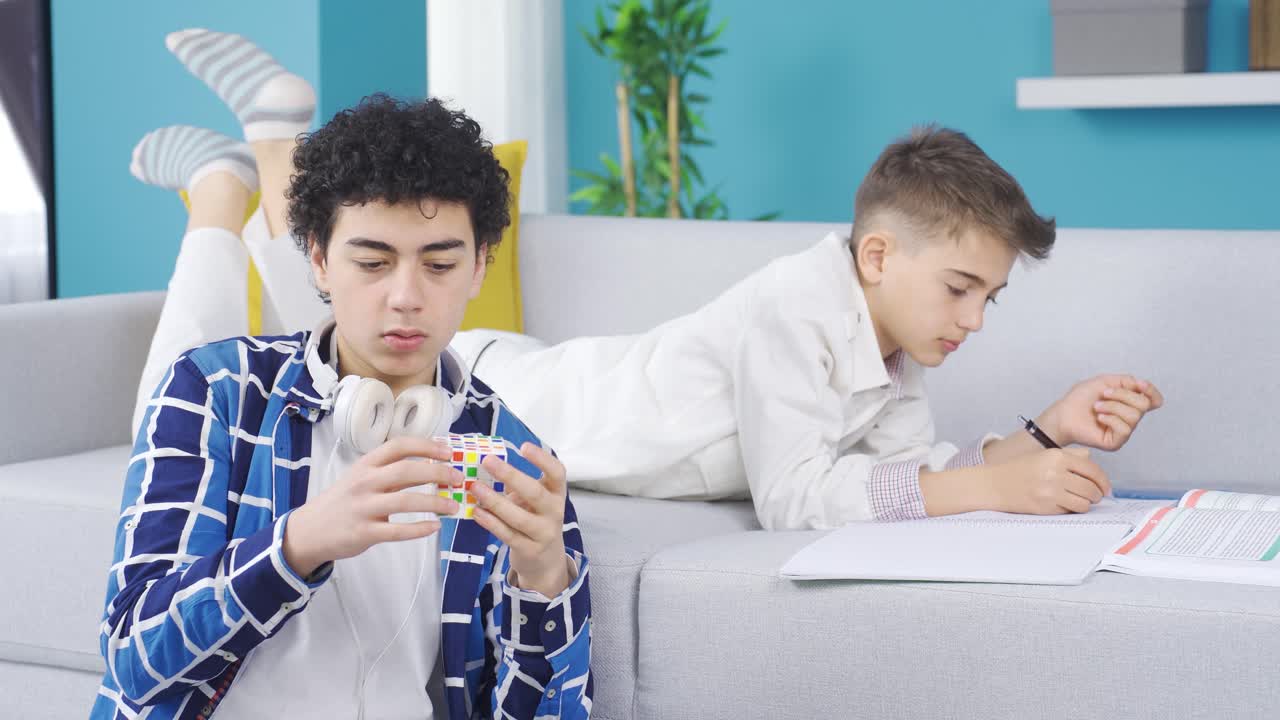 우울한 사람을 위로하는 남동생.