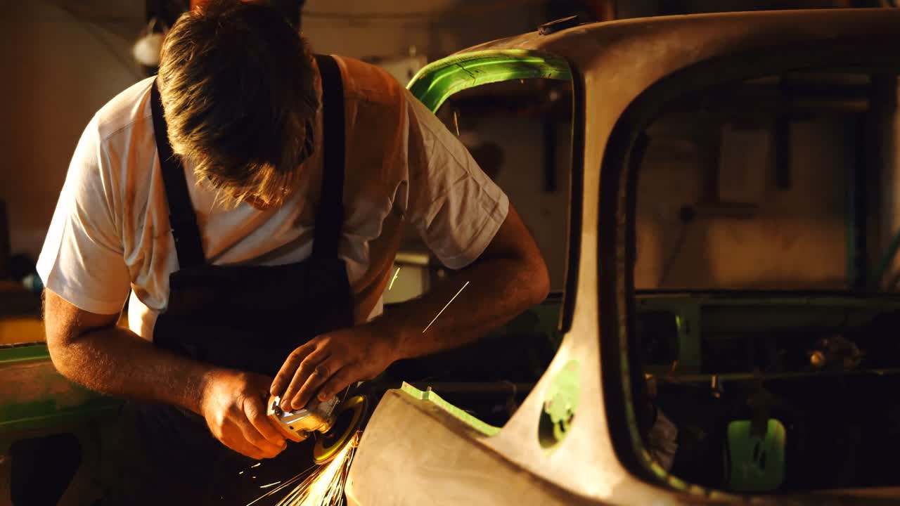 mecánico masculino que usa una máquina de moler 4k