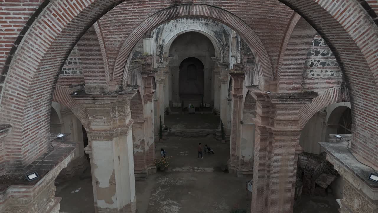 vista aérea de antiguos arcos de ladrillo dentro de las ruinas de la catedral de san josé en antigua, guatemala, que muestran arquitectura histórica y detalles desgastados.