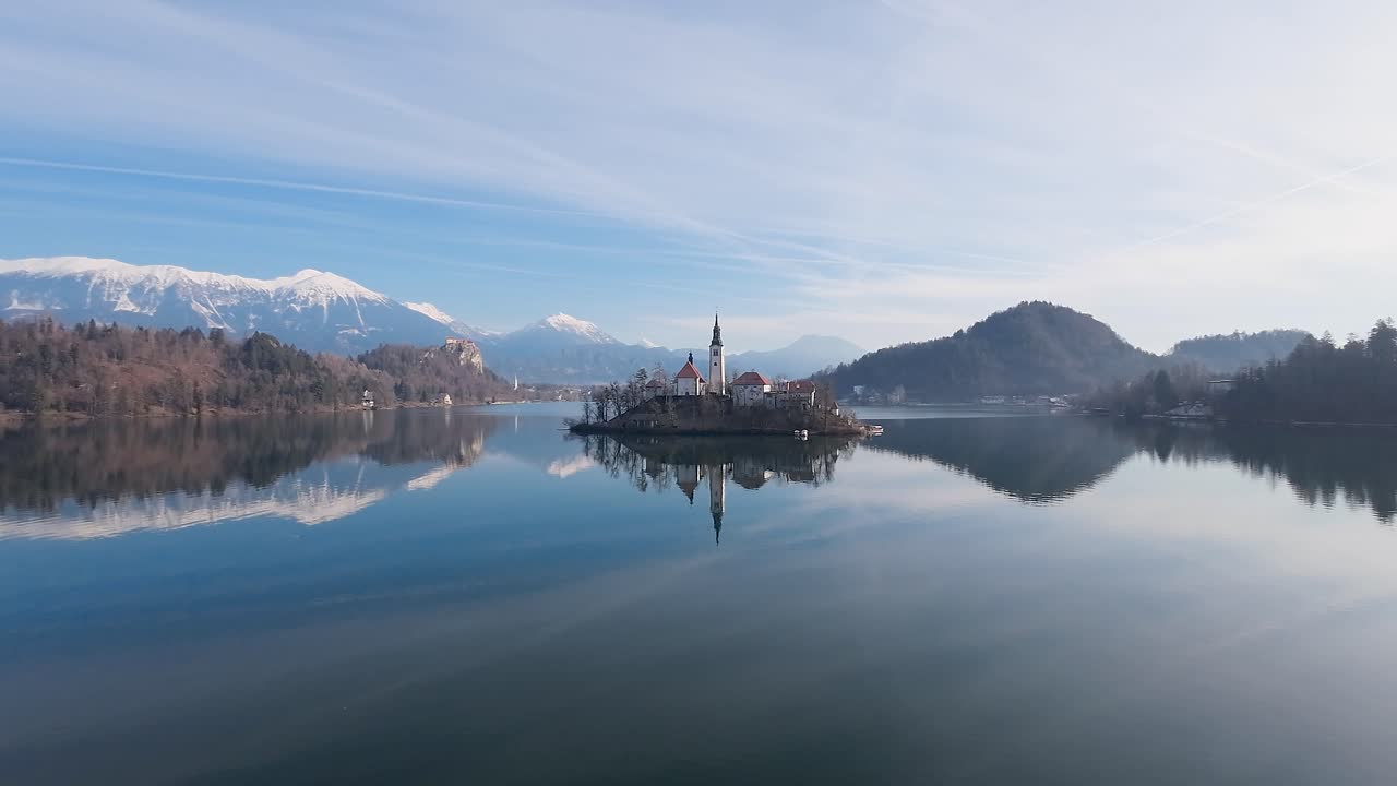 Vista di profilo della Chiesa di Bled e delle Alpi in Slovenia con riflesso sul Lago di Bled.
