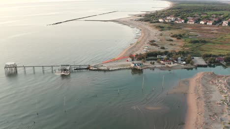vista aérea de las cabañas de pesca con la típica máquina de pesca italiana, llamada &quot;&quot;trabucco&quot;&quot;,lido di dante, fiumi uniti ravenna cerca del valle de comacchio