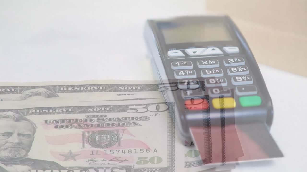 animación de una persona contando billetes de dólares estadounidenses a través de un terminal de pago