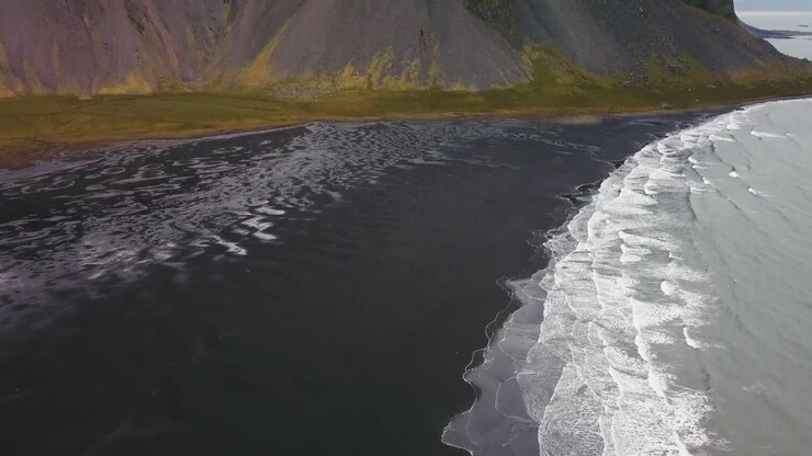 Una ripresa suggestiva di una montagna a Höfn, Islanda del sud