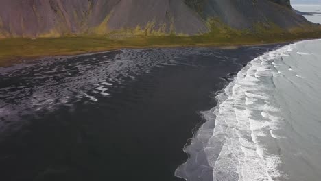 una foto reveladora de una montaña en hofn, sur de islandia