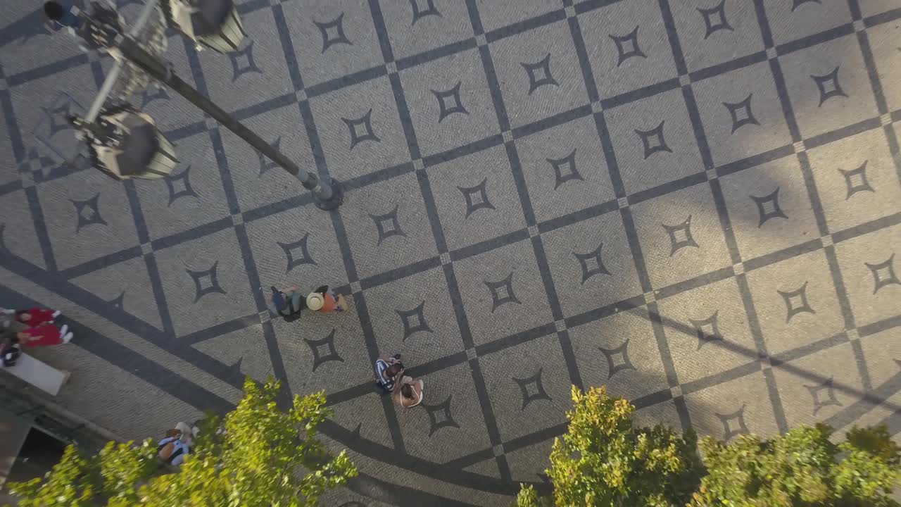 포르투갈어 보도, 카모 광장 근처 리스본 보도의 패턴