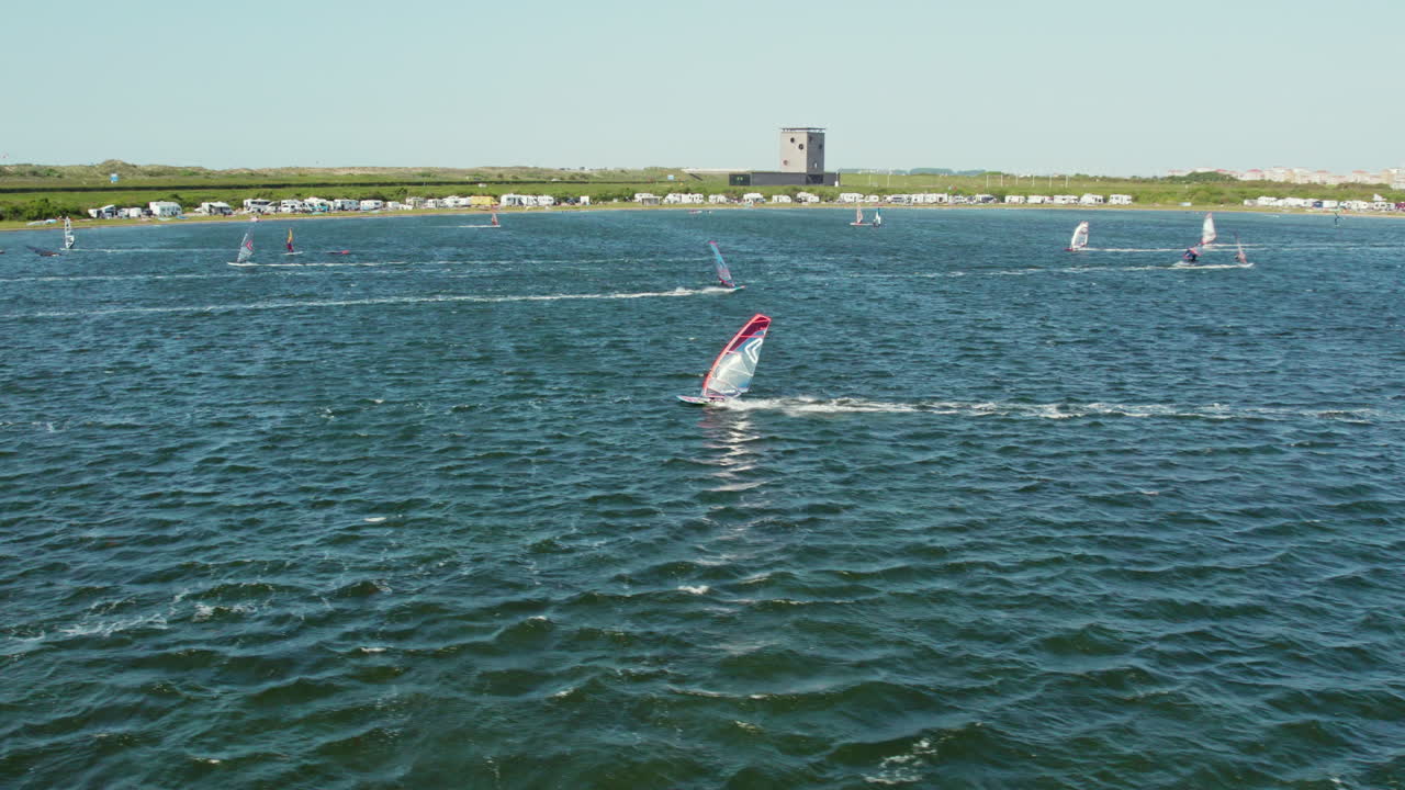 네덜란드 브루버스담 해변 의 스트림 스포츠 인 윈드서핑 - 공중 사진