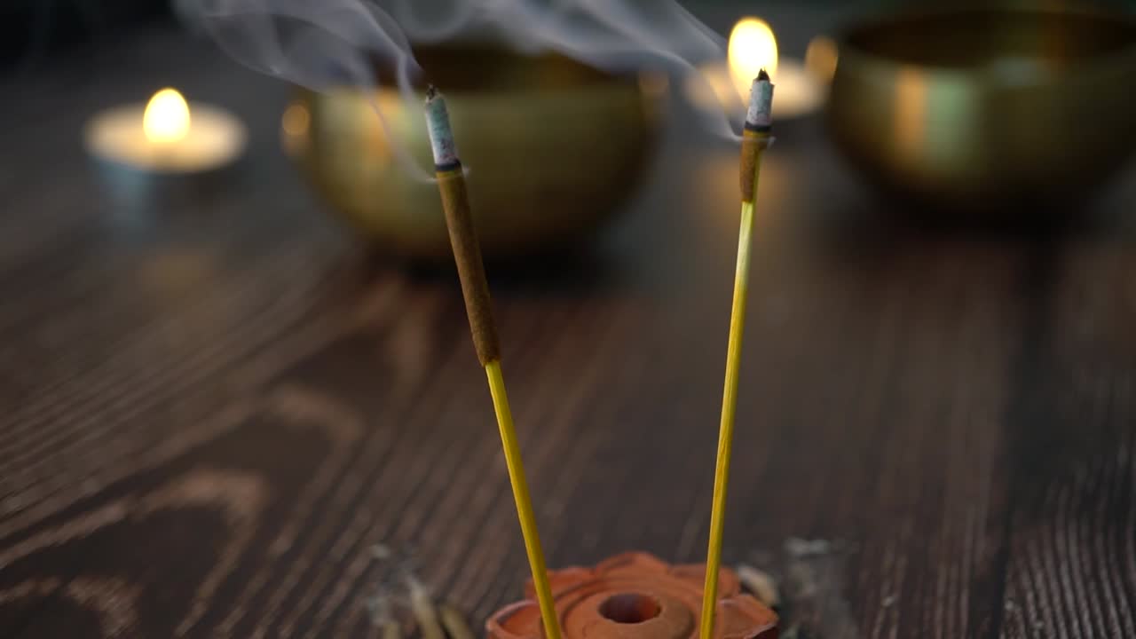 Incenso con ciotole tibetane e candele