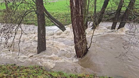 después de la tormenta un río furioso muestra su fuerza en menden sauerland