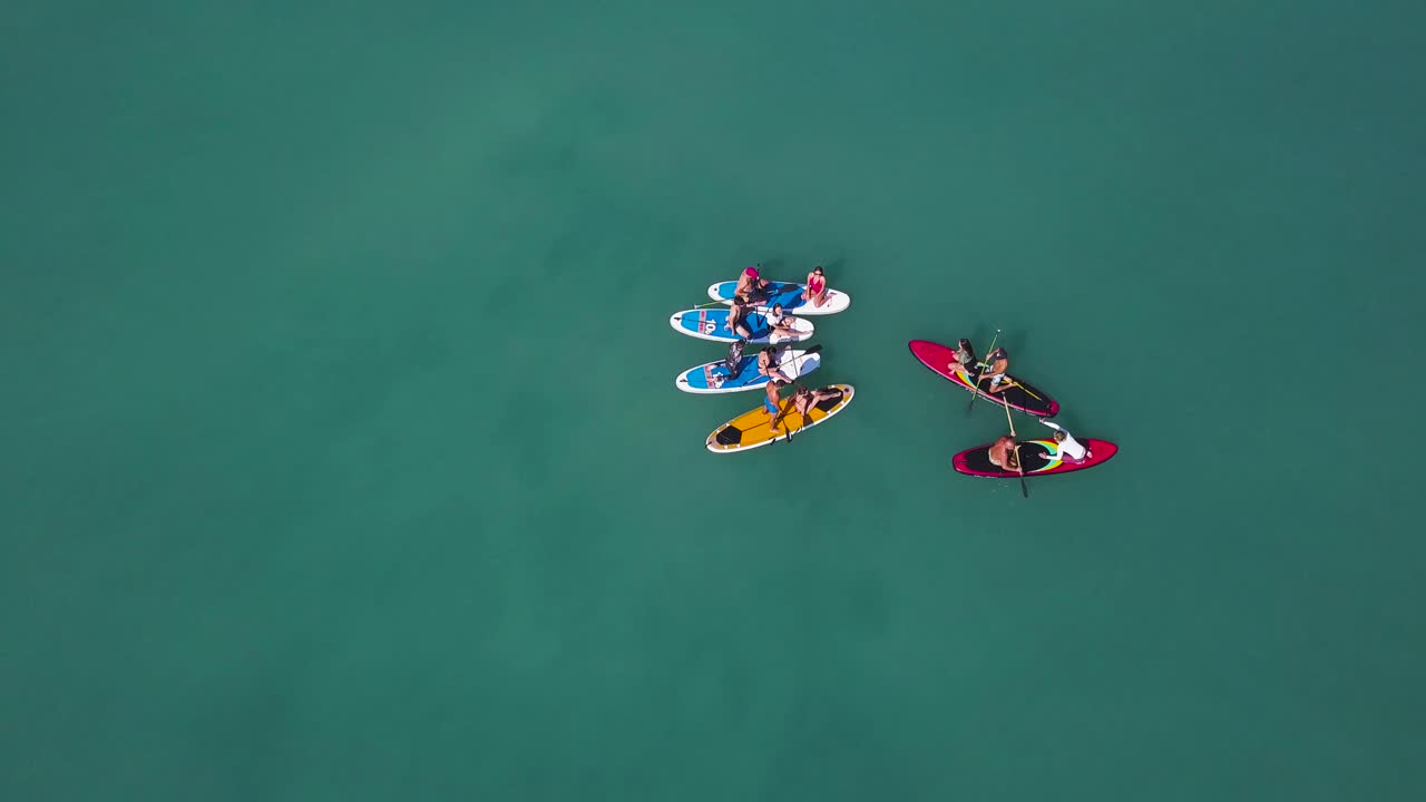 푸르키즈색 호수 에서 그룹 패들 보딩