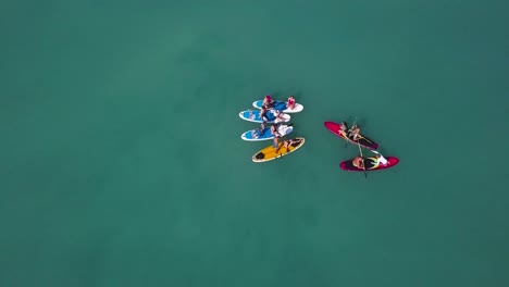 grupo de remo en un lago turquesa