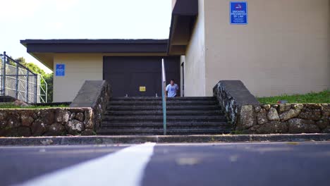 Skater-Grindet-Auf-Seinem-Skateboard-Auf-Hawaii-über-Ein-Rail