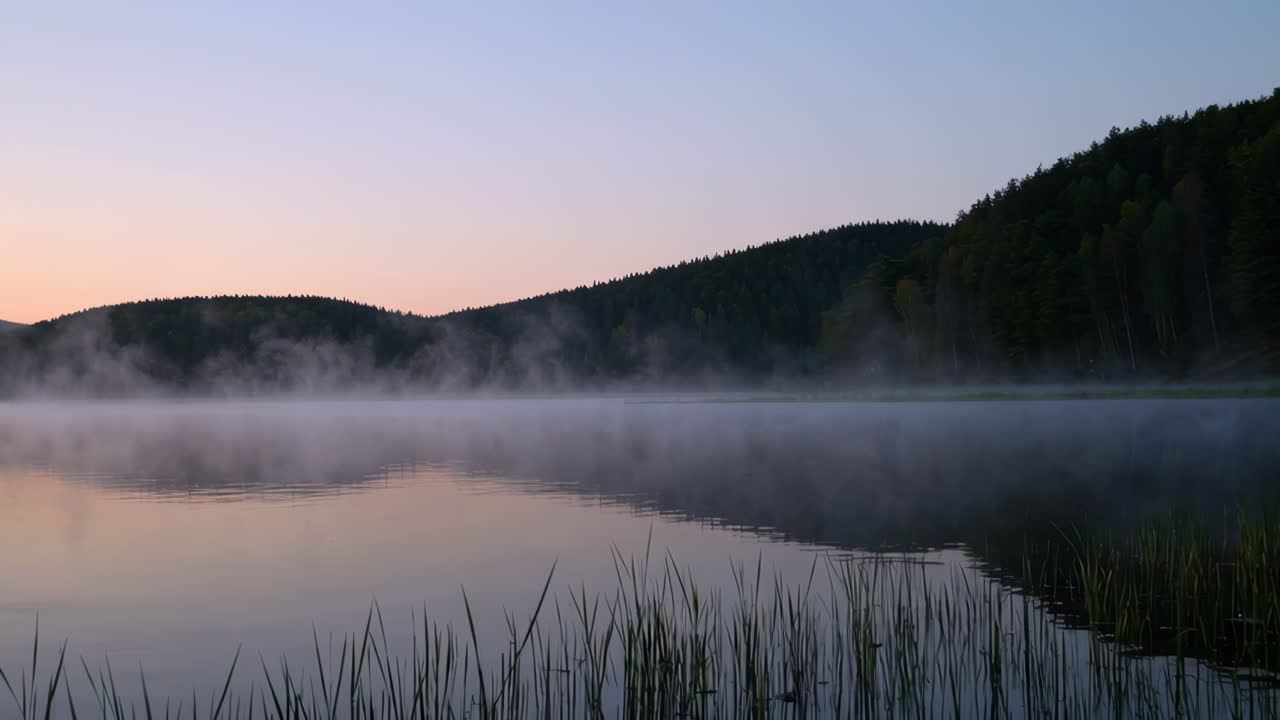 호수 위 의 안개 가 가득 한 해가 뜨는 것