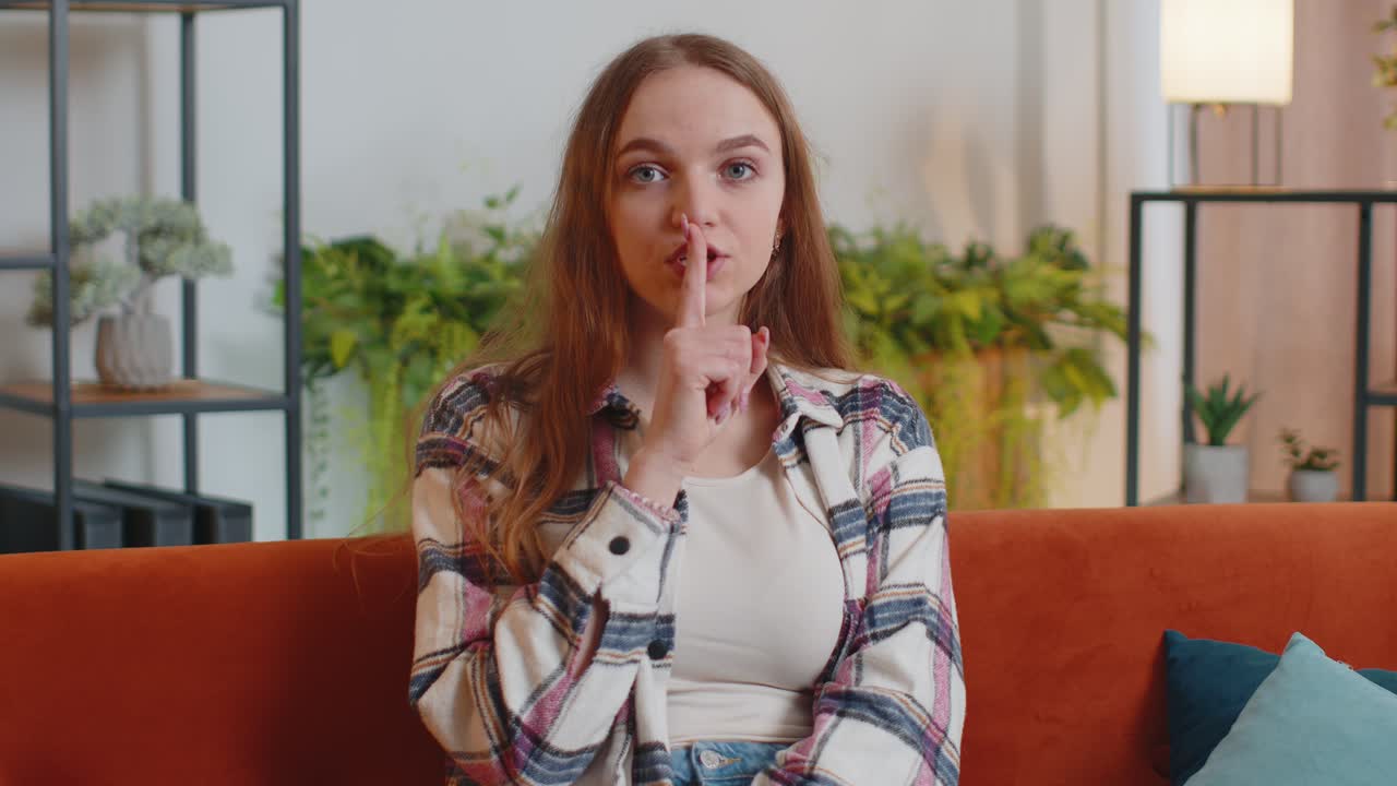 joven presiona el dedo índice a los labios hace silencio gesto señal no dice secreto en casa