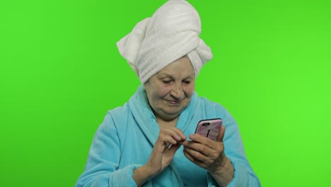 Abuela-Anciana-Después-De-La-Ducha.-Anciana-Usando-Un-Teléfono-Inteligente-Para-Comprar-En-Línea