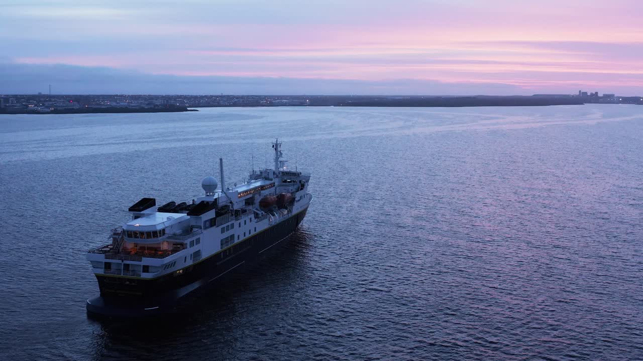 crucero de viaje anclado cerca de la costa de islandia disfrutando de la colorida puesta de sol