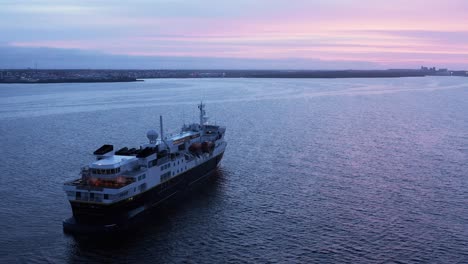 crucero de viaje anclado cerca de la costa de islandia disfrutando de la colorida puesta de sol