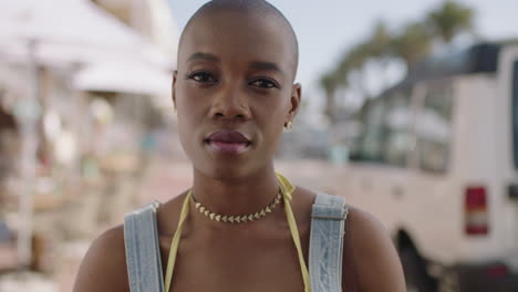 retrato de una hermosa mujer afroamericana que se ve seria en una playa soleada