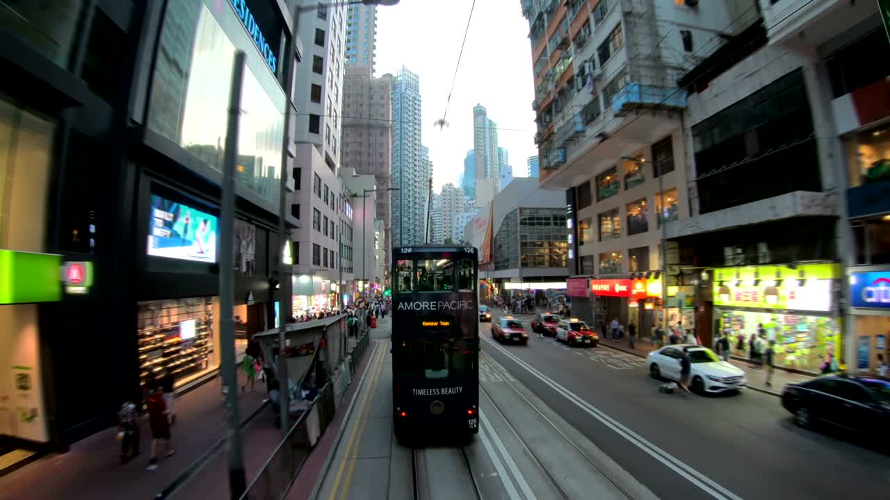 트램 도로 에서 볼 수 있는 홍콩 도시 의 비는 거리 들