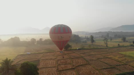 Der-Heißluftballon-Ist-Gerade-Nach-Einem-Perfekten-Sonnenaufgangsflug-Auf-Einem-Feld-In-Der-Nähe-Von-Dambulla,-Sri-Lanka,-Gelandet