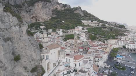 Vista-Aérea-De-La-Pintoresca-Ciudad-Italiana-En-La-Costa-Del-Mar-Mediterráneo