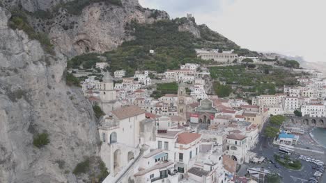 vista aérea de la pintoresca ciudad italiana en la costa del mar mediterráneo