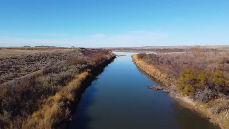 la orilla sur sobre el río red deer en alberta, canadá