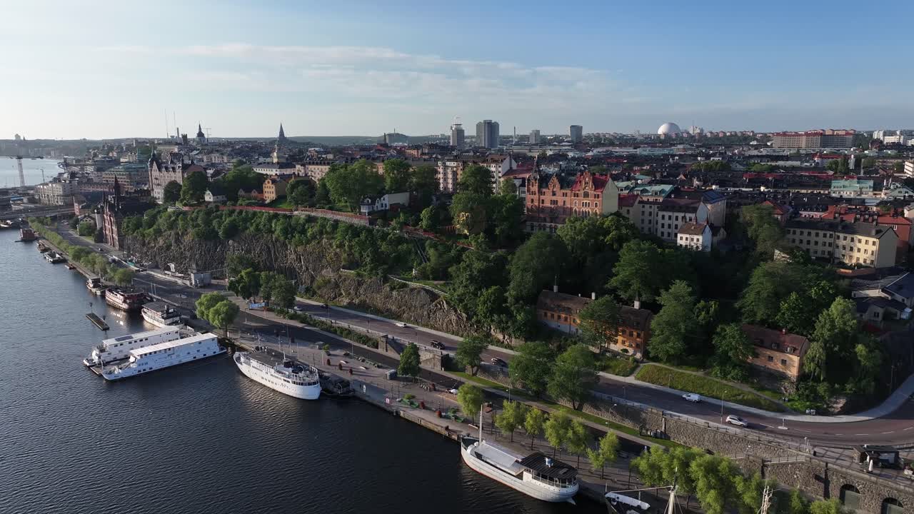 vista aérea de la orilla del río con punto escénico, paisaje urbano de estocolmo, día soleado en suecia