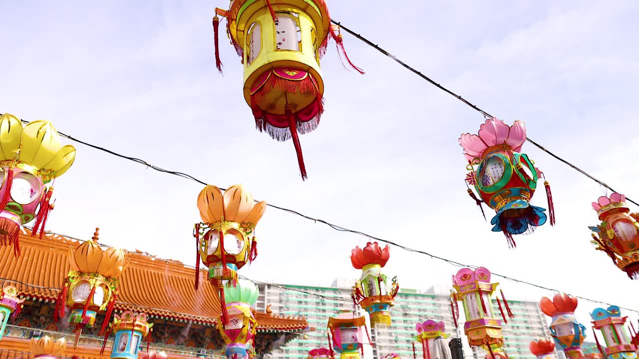 linternas coloridas se balancean en el patio del templo