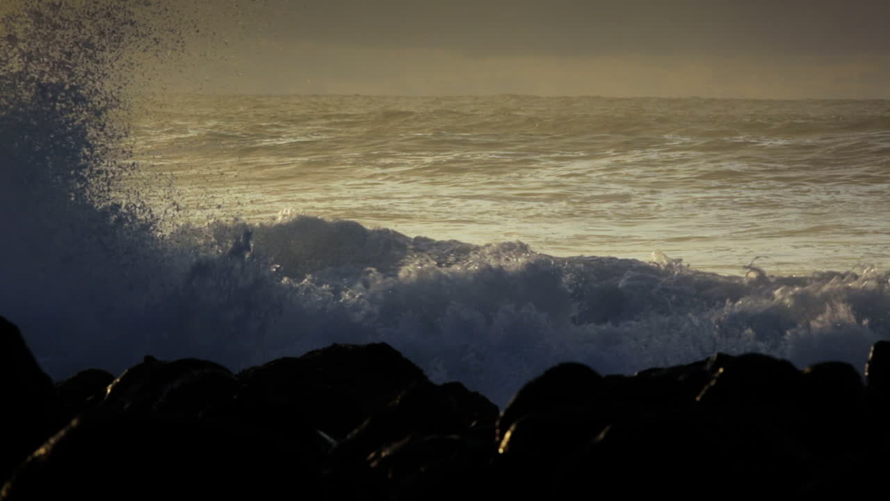 슬로우 모션 2에서 큰 폭풍을 따라 파도가 해변으로 굴러갑니다.