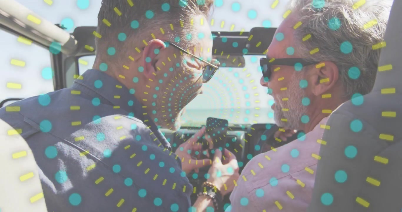 Vídeo vertical: Dois homens de óculos escuros encostados, verificando um telefone aceso, sorrindo em um conversível, com sobreposição de pontos.