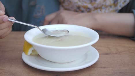 persona comiendo sopa