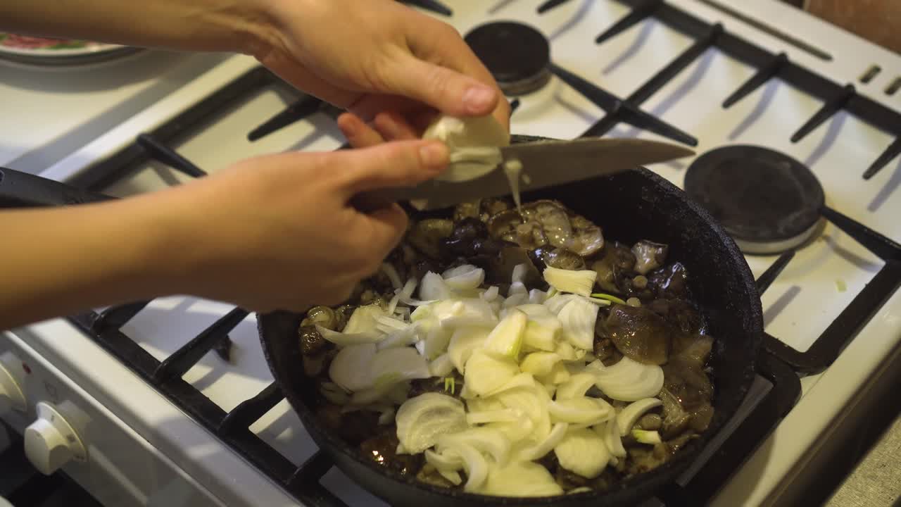 Cook slices onions in a pan with mushrooms 03