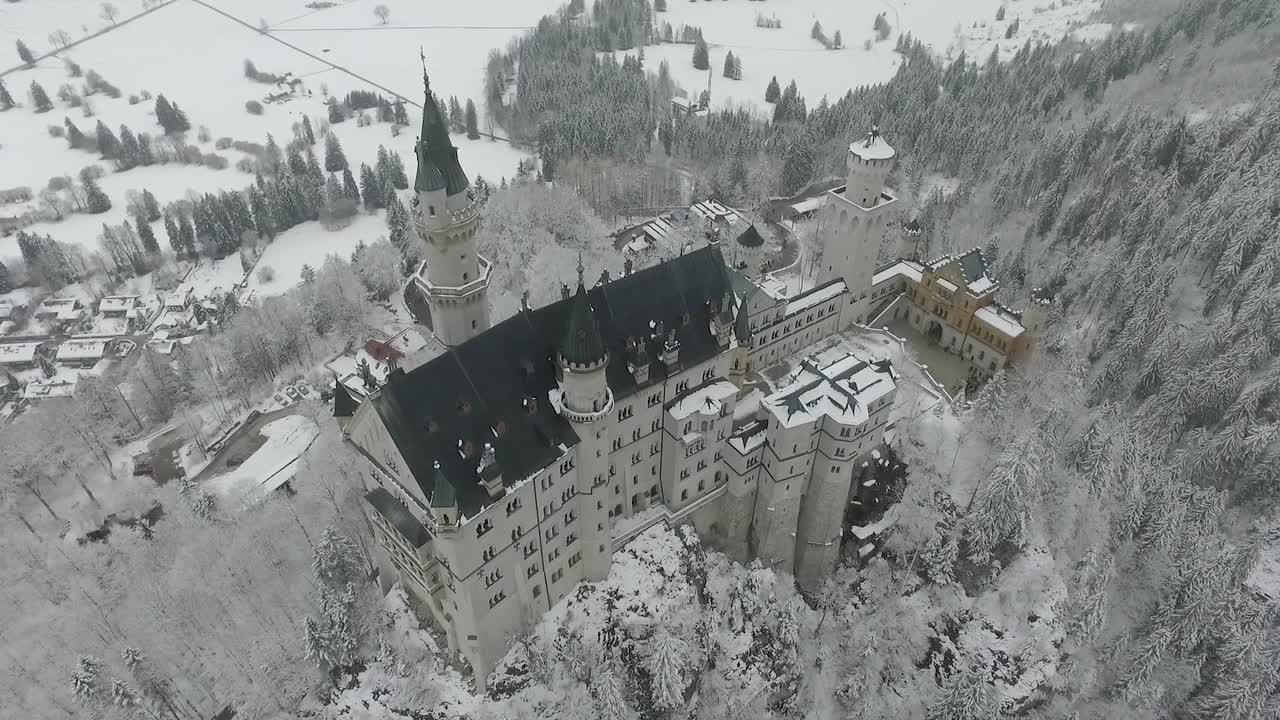 vista aérea de neuschwanstein volando alrededor del castillo poi