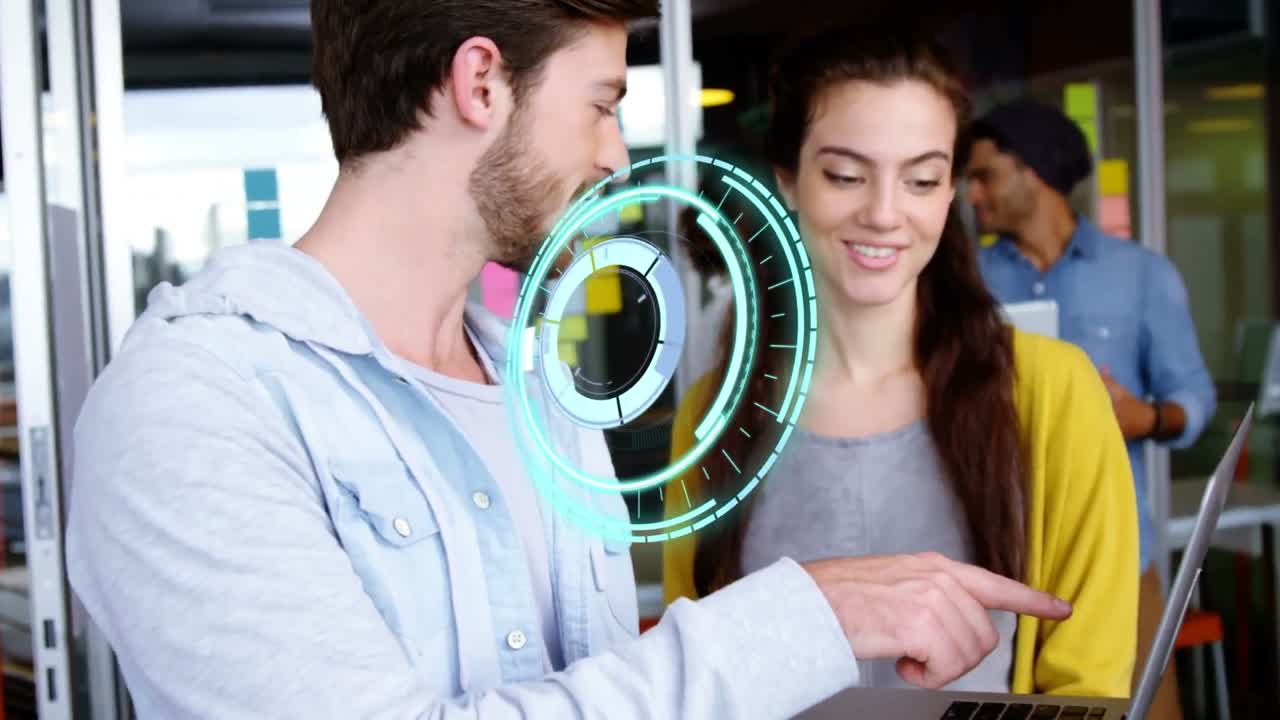 animación de la cerradura de la caja fuerte sobre una pareja de negocios caucásica hablando