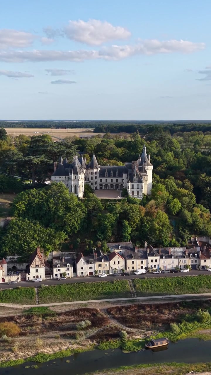 Riprese aeree verticali mostrano lo Château de Chaumont-sur-Loire sopra un villaggio lungo il fiume, con la Valle della Loira, i terreni agricoli e il paesaggio boschivo che si estendono in lontananza