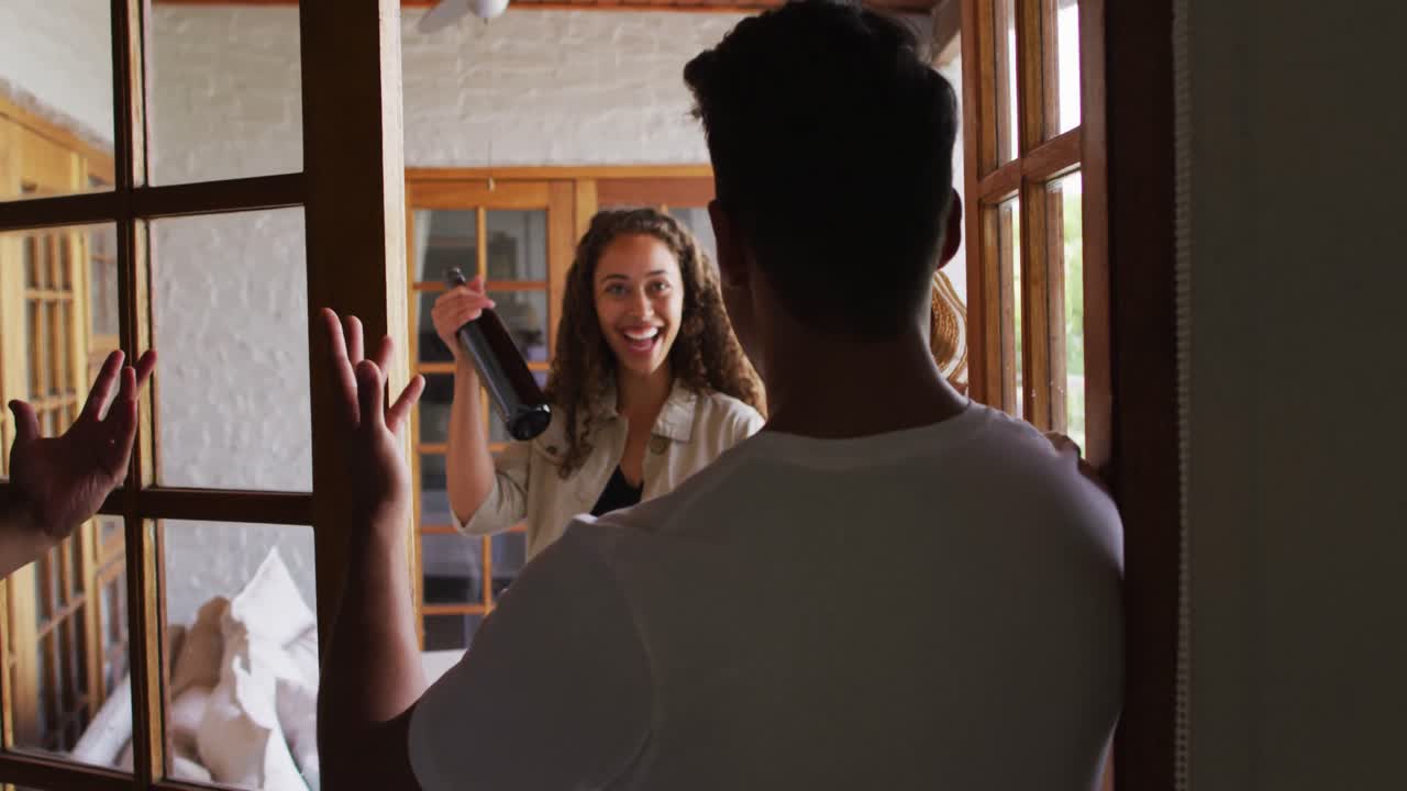입구 에서 친구 들 을 환영 하는 라틴 사람 의 뒷면