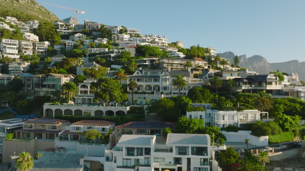 deslizador de casas de lujo en una ladera soleada. vuela por encima del destino turístico tropical. ciudad del cabo, sudáfrica