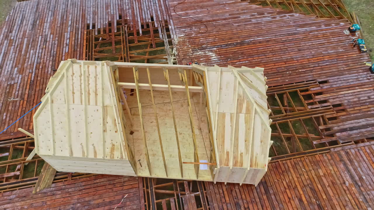 trabajo de la casa de madera en progreso en el área rural cerca del bosque